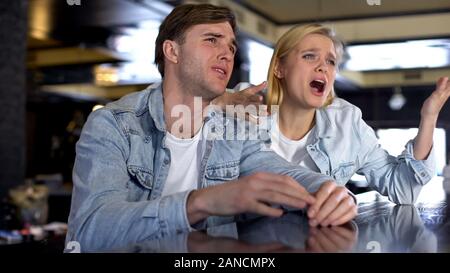 Zwei emotionalen Freunde Spiel zusammen beobachten, umgekippt, mit dem gleichen Ergebnis Sport Stockfoto