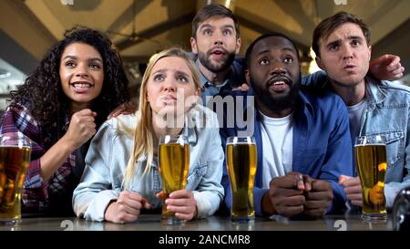 Gruppe von Multiethnischen Freunde über Lieblingsmannschaft besorgniserregend, Meisterschaft Stockfoto