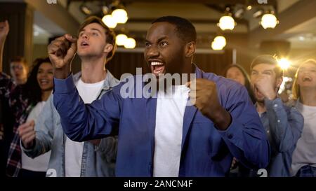 African American man mit Freunden Freude Sieg aufgeregt, den Erfolg des Projekts Stockfoto