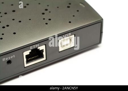 Alten Router auf weißem Hintergrund. Stockfoto