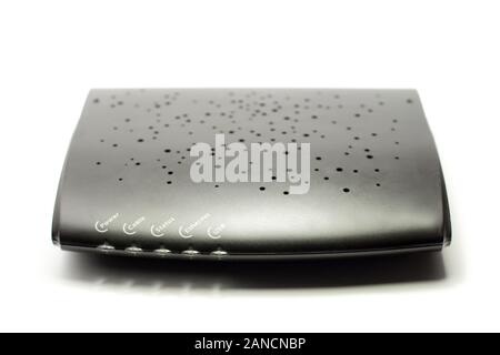 Alten Router auf weißem Hintergrund. Stockfoto