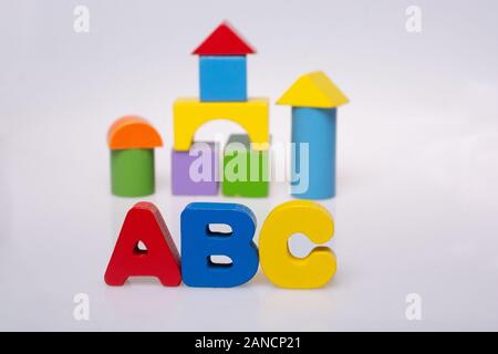 Bunte Alphabet abc Buchstaben und Bloks als pädagogisches Konzept Stockfoto