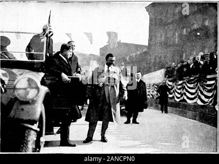 Der lokale Verbesserungen: Die Stadt Chicago. M. William Hale Thompson, Bürgermeister, schneiden die Multifunktionsleiste Barriere; M. J. Faherty, Präsident des Verwaltungsrates der lokalen Verbesserungen; Eugene Hecht, City Comptroller; Charlei Wacker, Vorsitzender Chicago Plan der Kommission. Stockfoto