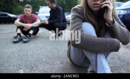 Polizisten verhören Treiber, verletzte Mädchen, Eltern, Autounfall Stockfoto