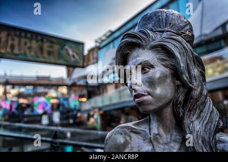 Eine Bronzestatue der mit dem Grammy ausgezeichneten lokalen Sängerin Amy Winehouse von Scott Eaton, Stables Market, Camden Market, Camden Town, London. Stockfoto