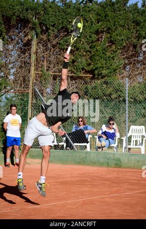 Murcia, Spanien, 26. Dezember 2019: Carlos Alcaraz Garfía spanischer Tennisspieler, der sich auf einem Sandplatz auf ein Tennismatch vorbereitet. Stockfoto