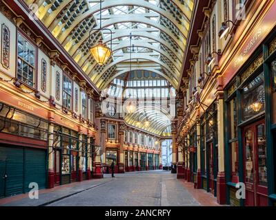 Innenansicht des historischen Leadenhall Market, London, England, Großbritannien. Es ist einer der ältesten Märkte Londons, der aus dem 14. Jahrhundert stammt.