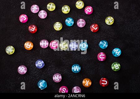 Hallo Formulierung mit Multi Color Buchstaben Perlen gebildet Stockfoto