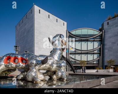 Das Monster von Loch Ness von Niki de Saint-Phalleon, Musée d'Art moderne et d'Art contemporain, Nizza, französische Riviera, Cote d'Azur, Frankreich. Stockfoto