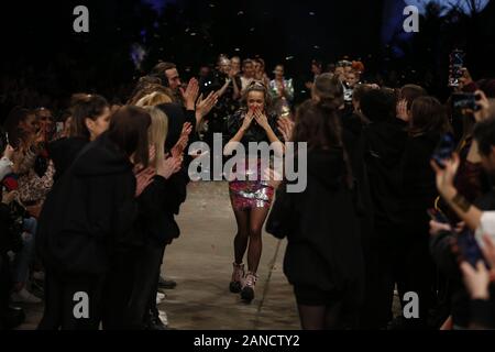 Berlin, Deutschland. 16 Jan, 2020. Berlin Fashion Week: Designer Marina Hoermanseder und Team auf dem Laufsteg an der Neuzeit Ost. (Foto von Simone Kuhlmey/Pacific Press) Quelle: Pacific Press Agency/Alamy leben Nachrichten Stockfoto