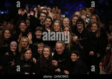 Berlin, Deutschland. 16 Jan, 2020. Berlin Fashion Week: Designer Marina Hoermanseder und Team auf dem Laufsteg an der Neuzeit Ost. (Foto von Simone Kuhlmey/Pacific Press) Quelle: Pacific Press Agency/Alamy leben Nachrichten Stockfoto