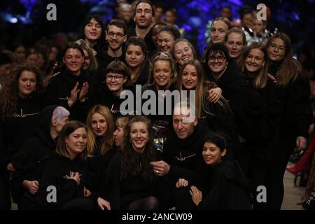 Berlin, Deutschland. 16 Jan, 2020. Berlin Fashion Week: Designer Marina Hoermanseder und Team auf dem Laufsteg an der Neuzeit Ost. (Foto von Simone Kuhlmey/Pacific Press) Quelle: Pacific Press Agency/Alamy leben Nachrichten Stockfoto