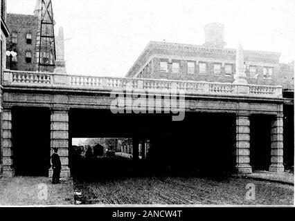 Der lokale Verbesserungen: Die Stadt Chicago. Michigan Avenue Bridge; Ost: untere Ebene Fahrbahn, Blick nach Norden; die Gleichstellungsprobleme für starken Verkehr.. Blick auf die Michigan Avenue, South Ansatz Überbau; South Water Street. Blick nach Westen von Beaubien Gericht. 17. Stockfoto