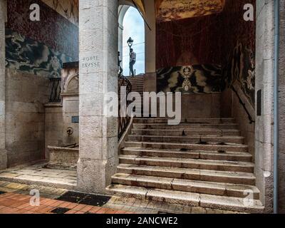 Altstadt, Nizza. La Porte Fausse (falsches Tor) markiert den Übergang zwischen dem historischen Stadtteil Old Nice und der modernen Stadt. Cote d'Azur, Frankreich. Stockfoto