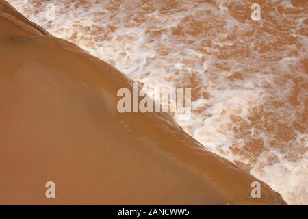 Muddy Waters nach starkem Regen. Hollins Mühle Damm in Lynchburg, VA, USA. Stockfoto