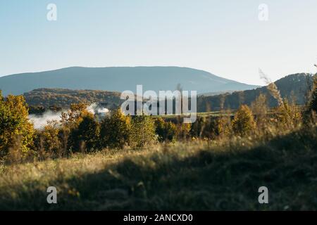 Kleines Dorf in den Karpaten. Herbstlandschaft Stockfoto