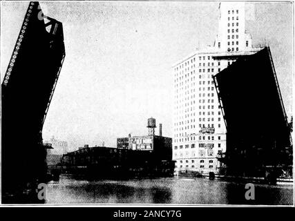 Der lokale Verbesserungen: Die Stadt Chicago. Alte Rush Street Bridge. Alles, was bleibt, der ist es jetzt eine Erinnerung.. Neue Michiilan Avenue Bridge. 60.000 Automobile überqueren Sie diese Brücke alle 24 Stunden; Kapazität 150.000. 14. Stockfoto