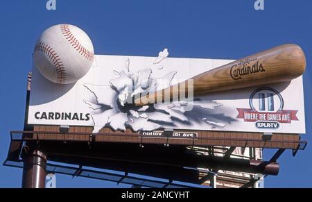 Plakatwand mit dreidimensionalen Elementen fördert die im Fernsehen übertragenen Baseballspiele von St. Louis Cardinals in St. Louis, MO. Stockfoto