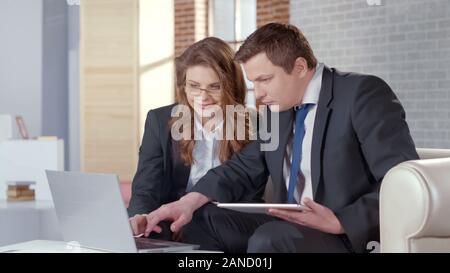 Real estate agent zeigt Fotos auf dem Laptop, überzeugende client Immobilien kaufen Stockfoto
