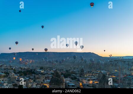 Dutzende Heißluftballons starten am frühen Morgen in Kappadokien Stockfoto