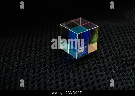 Optical Glass Cube Lichtstreuung, Spektrum. Physik Optik ray Brechungen Stockfoto