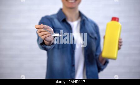 Weibliche Auswahl Soda statt, chemischen Reinigungsmitteln organische Reinigungsmittel Konzept Stockfoto