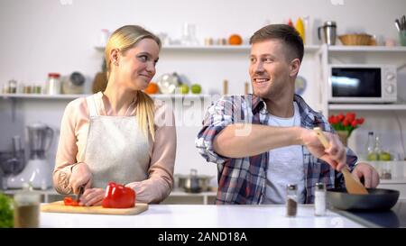 Junge vegan paar Kochen Gemüse, gesunde Ernährung, glückliche Zeit zusammen Stockfoto