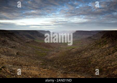 Blick von Grootberg Lodge, übersehen, mit Blick auf, Grootberg Plateau, mit Blick auf die Klip river valley, Kunene region, arib scrub Wüste, trockene Landschaft, Ugab Stockfoto