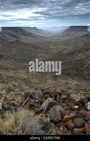 Blick von Grootberg Lodge, übersehen, mit Blick auf, Grootberg Plateau, mit Blick auf die Klip river valley, Kunene region, arib scrub Wüste, trockene Landschaft, Ugab Stockfoto