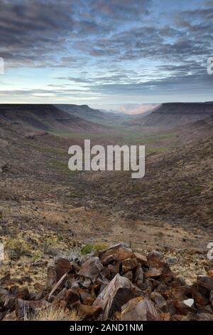 Blick von Grootberg Lodge, übersehen, mit Blick auf, Grootberg Plateau, mit Blick auf die Klip river valley, Kunene region, arib scrub Wüste, trockene Landschaft, Ugab Stockfoto