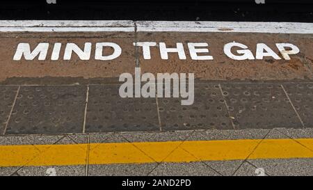 Die Lücke, MindTheGap zeichen Verstand, Bahnhof Plattform, England, Großbritannien Stockfoto