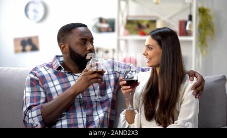 Junges Paar in romantisches Date mit Wein trinken zu Hause, Zweisamkeit Stockfoto