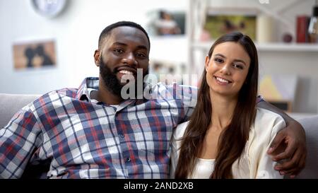 Sweet mixed-Race Paar umarmen und auf Kamera, Zeit zusammen verbringen Stockfoto