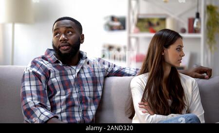 Jungen multiethnischen Paar zu Hause streiten, Missverständnisse in den Beziehungen Konflikt Stockfoto