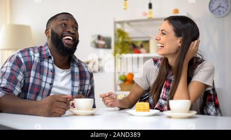 Lachend multiethnischen Familie ein Mittagessen mit Kuchen, Zeit zusammen verbringen Stockfoto