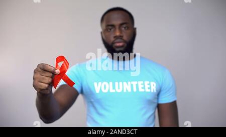 Afrikaner - freiwillige Übersicht red ribbon auf Kamera, HIV/AIDS-Symbol Stockfoto