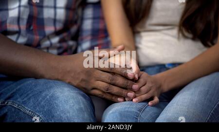 Multiethnischen Familie halten sich an den Händen, Beziehung der Liebe, Zärtlichkeit und Vertrauen Stockfoto