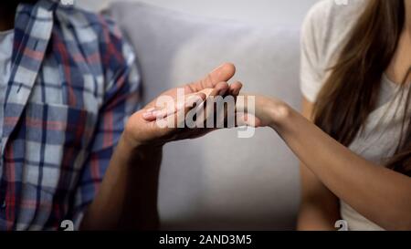 Gemischtrassiges Paar Hände halten, Gefühl, Liebe und Vertrauen, liebevolle Beziehung Stockfoto