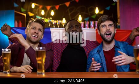 Französischen Fans mit team Verlust unglücklich im Wettbewerb, Fernsehen im Pub sitzen Stockfoto
