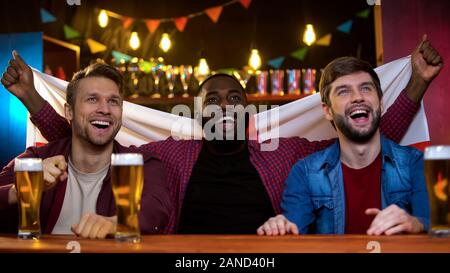 Fröhliche multirassischen Fans die Fußball-Mannschaft, die englische Flagge, Hobby Stockfoto