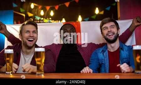 Happy multirassischen Fans unterstützt Englisch Vertreter am Song Contest, flag Stockfoto