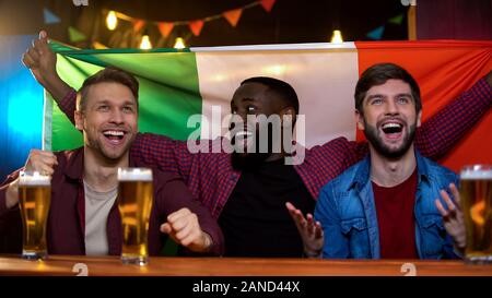 Italienische Fußball-Fans feiern Fußball Mannschaft zum Sieg, Wildbeobachtung in bar Stockfoto