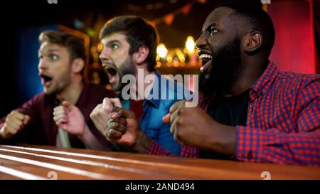 Gerne Freunde feiern Fußball Mannschaft, Ziel, Schreiend und gestikulierend Stockfoto