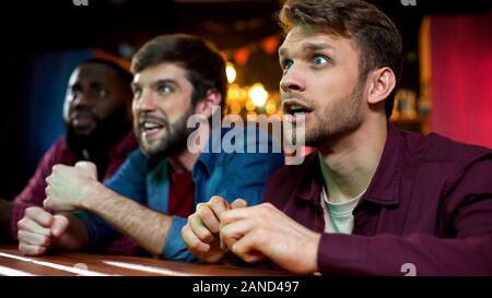 Multirassischen Fans feiern ihre Mannschaft, Ziel, Wildbeobachtung in Pub Stockfoto
