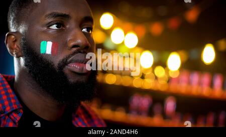 African-american man mit italienischer Flagge auf die Wange aufmerksam beobachten Konzert Stockfoto