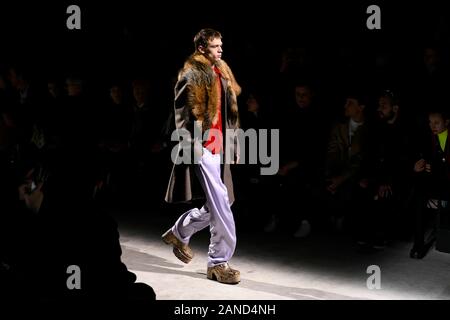 Paris, Frankreich. 16 Jan, 2020. Dries Van Noten AW 20 Start- und Landebahn bei der Paris Fashion Week Männer" Januar 2020 - Paris, Frankreich 16/01/2020 | Verwendung der weltweiten Kredit: dpa/Alamy leben Nachrichten Stockfoto