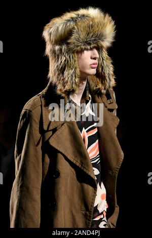 Paris, Frankreich. 16 Jan, 2020. Dries Van Noten AW 20 Start- und Landebahn bei der Paris Fashion Week Männer" Januar 2020 - Paris, Frankreich 16/01/2020 | Verwendung der weltweiten Kredit: dpa/Alamy leben Nachrichten Stockfoto