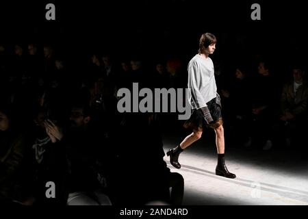 Paris, Frankreich. 16 Jan, 2020. Dries Van Noten AW 20 Start- und Landebahn bei der Paris Fashion Week Männer" Januar 2020 - Paris, Frankreich 16/01/2020 | Verwendung der weltweiten Kredit: dpa/Alamy leben Nachrichten Stockfoto