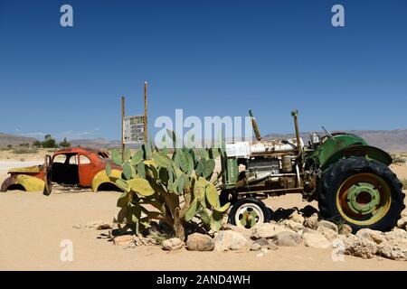 Traktor verlassen, verlassenes Auto, Oldtimer, Auto Wrack, Autowracks, Autos, Wüste Dorf Solitaire, Solitaire Dorf, Khomas Region, in der Nähe des Namib-Naukluft Stockfoto