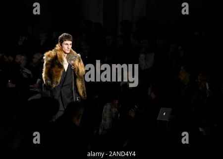 Paris, Frankreich. 16 Jan, 2020. Dries Van Noten AW 20 Start- und Landebahn bei der Paris Fashion Week Männer" Januar 2020 - Paris, Frankreich 16/01/2020 | Verwendung der weltweiten Kredit: dpa/Alamy leben Nachrichten Stockfoto